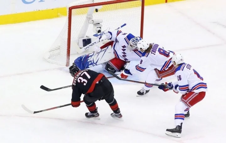 «Каролина» повела в серии с «Рейнджерс». У Шестёркина совершил 24 сейва «Каролина» повела в серии с «Рейнджерс». У Шестёркина совершил 24 сейва