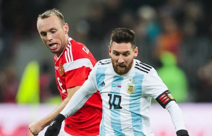 Денис Глушаков: «Футболка Месси у меня дома лежит, в сейфе на черный день. Иногда в шутку говорю, что если что-то случится, можно ее всегда продать» Денис Глушаков: «Футболка Месси у меня дома лежит, в сейфе на черный день. Иногда в шутку говорю, что если что-то случится, можно ее всегда продать»