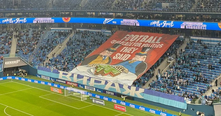 Фанаты «Зенита» вывесили баннер на игре с «Арсеналом»: «В футболе политике нет места, говорили они» Фанаты «Зенита» вывесили баннер на игре с «Арсеналом»: «В футболе политике нет места, говорили они»