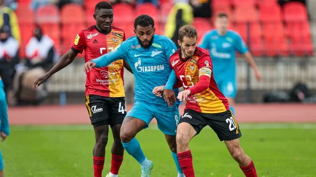 После первого тайма «Зенит» ведет 1:0 в матче с «Арсеналом» После первого тайма «Зенит» ведет 1:0 в матче с «Арсеналом»