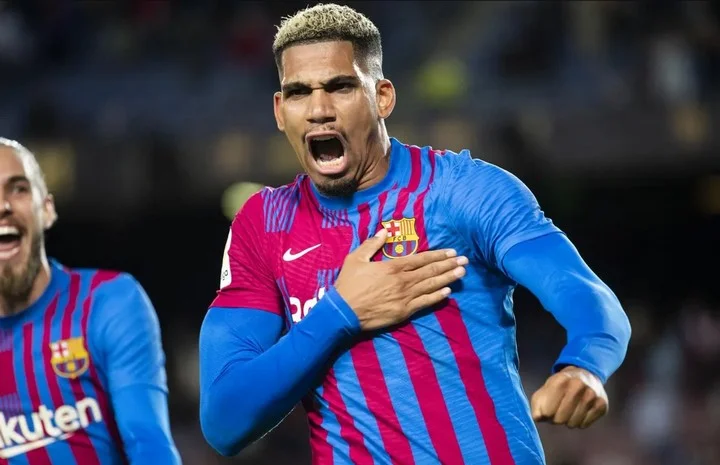 Защитник «Барселоны» Рональд Араухо: «Настала наша очередь выиграть Ла Лигу после стольких лет» Защитник «Барселоны» Рональд Араухо: «Настала наша очередь выиграть Ла Лигу после стольких лет»