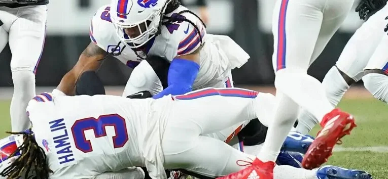 У игрока клуба НФЛ остановилось сердце во время матча У игрока клуба НФЛ остановилось сердце во время матча