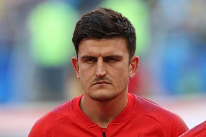 Тренер «Манчестер Юнайтед» Эрик тен Хаг оставит Гарри Магуайра в команде, но тот лишится капитанской повязки Тренер «Манчестер Юнайтед» Эрик тен Хаг оставит Гарри Магуайра в команде, но тот лишится капитанской повязки