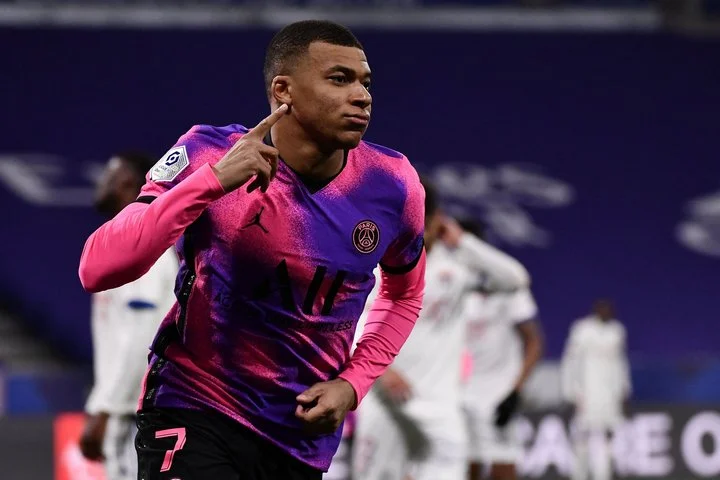 Луиш Кампуш: «Сейчас у Мбаппе все очень хорошо в ПСЖ. Но не знаю, что будет в будущем» Луиш Кампуш: «Сейчас у Мбаппе все очень хорошо в ПСЖ. Но не знаю, что будет в будущем»