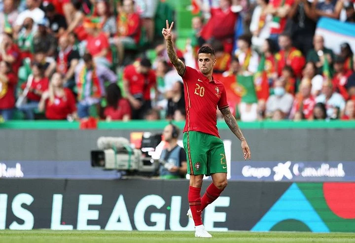 Португалия - Гана – 0:0. В конце первого тайма ганский футболист получил желтую карточку за удар шипами Канселу