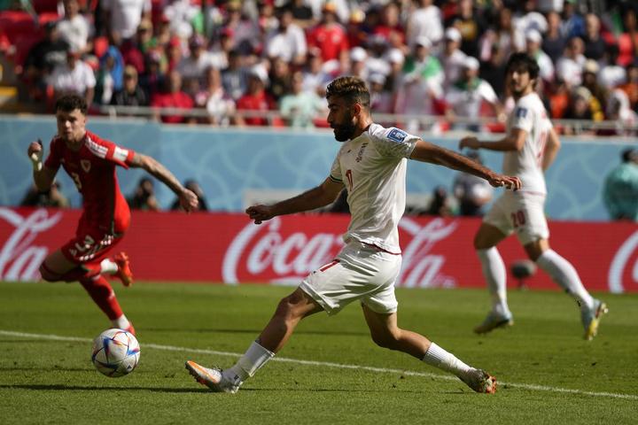 Иран вырвал победу, забив на 98 и 101 минутах. Вратарь Уэльса получил красную карточку