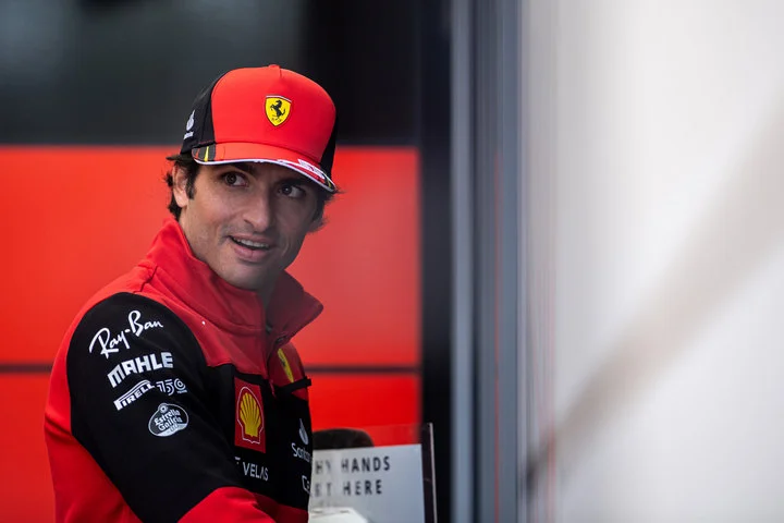 Карлос Сайнс продлил контракт с «Феррари»