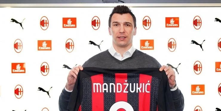 У Златана появился молодой дублёр по фамилии Манджукич. Центрфорвардам «Милана» 73 года на двоих У Златана появился молодой дублёр по фамилии Манджукич. Центрфорвардам «Милана» 73 года на двоих