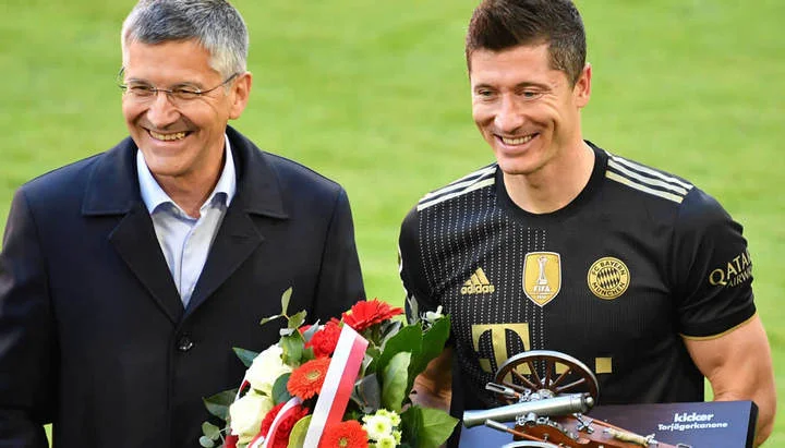 Президент «Баварии»: «Контракт Роберта действует до 2023 года. Столько он и будет играть за нас» Президент «Баварии»: «Контракт Роберта действует до 2023 года. Столько он и будет играть за нас»