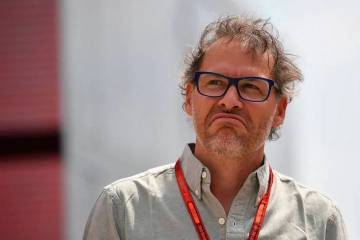 Жак Вильнев: «Как могли несколько команд додуматься до перехода на шины «хард»? К тому моменту в «Альпин» уже доказали, что работают эти шины паршиво. Они вообще не смотрели гонку?» Жак Вильнев: «Как могли несколько команд додуматься до перехода на шины «хард»? К тому моменту в «Альпин» уже доказали, что работают эти шины паршиво. Они вообще не смотрели гонку?»