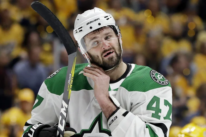 Бывший защитник «Ак Барса» Виталий Прошкин: «Надеюсь, Радулов сможет стать главной звездой КХЛ» Бывший защитник «Ак Барса» Виталий Прошкин: «Надеюсь, Радулов сможет стать главной звездой КХЛ»