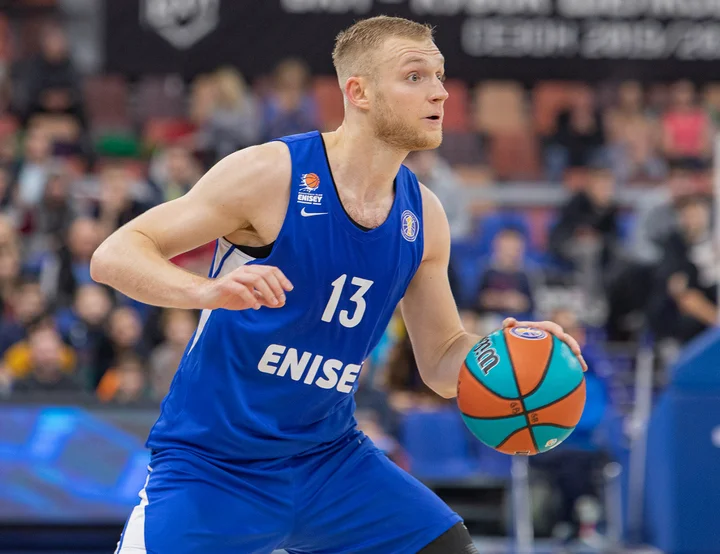 Защитник «Зенита» Денис Захаров: «Тренируемся, чтобы дать бой в пятом матче серии. Рад, что автобус с болельщиками едет с нами на выезд»