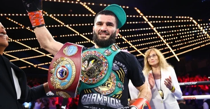 Бетербиев после победы над Смитом: «Хочу стать абсолютным чемпионом мира» Бетербиев после победы над Смитом: «Хочу стать абсолютным чемпионом мира»