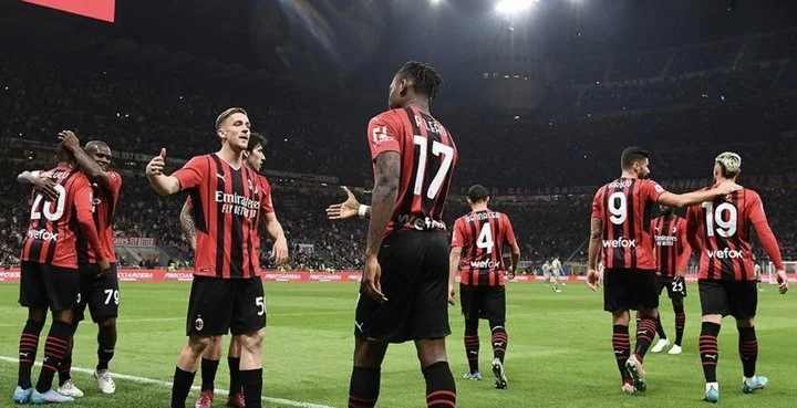 «Милан» сместил «Интер» с первого места «Милан» сместил «Интер» с первого места