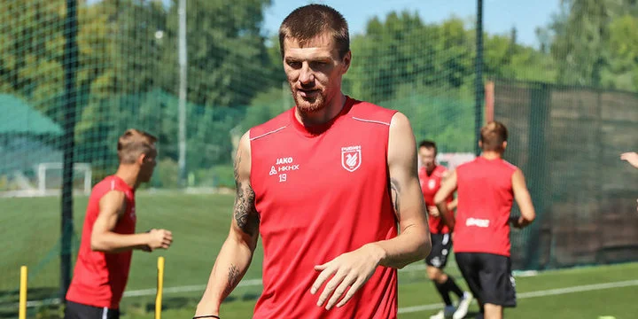 «Рубин» продлил контракт с 36-летним Олегом Ивановым «Рубин» продлил контракт с 36-летним Олегом Ивановым