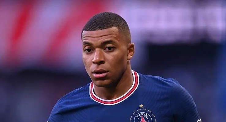 «Мбаппе, ты не спортсмен и не мужчина». Решение Килиана остаться в ПСЖ потрясло футбольный мир