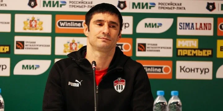 Спартак Гогниев о своем удалении: «Матом я не ругался, просто спросил. Арбитр потихоньку думал-думал-думал и вторую желтую дал» Спартак Гогниев о своем удалении: «Матом я не ругался, просто спросил. Арбитр потихоньку думал-думал-думал и вторую желтую дал»