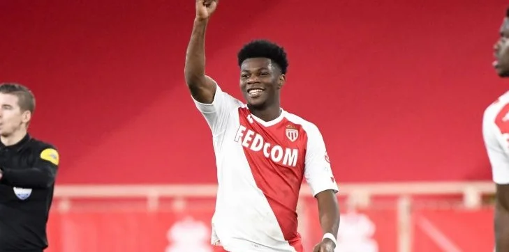 На Тчуамени претендуют пять клубов