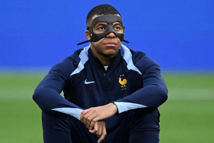 Дидье Дешам: «Мбаппе привыкает к маске. Есть гематома, которая уменьшается с каждым днем» Дидье Дешам: «Мбаппе привыкает к маске. Есть гематома, которая уменьшается с каждым днем»