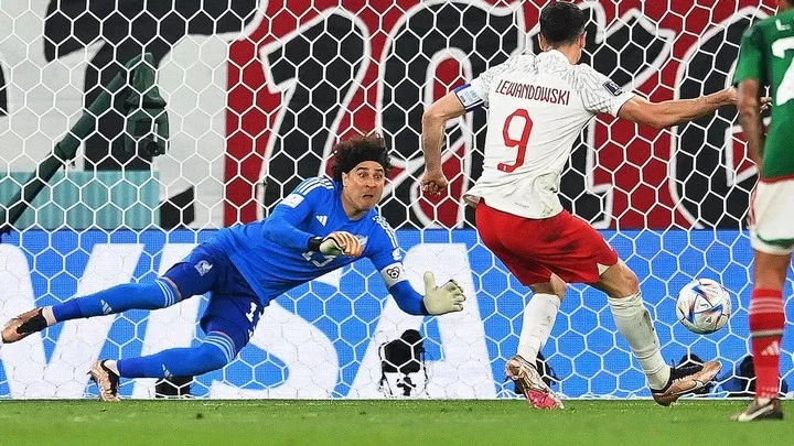 Гильермо Очоа: «Пенальти Левандовского – та еще задачка. Рад, что смог отбить и сыграть на ноль»