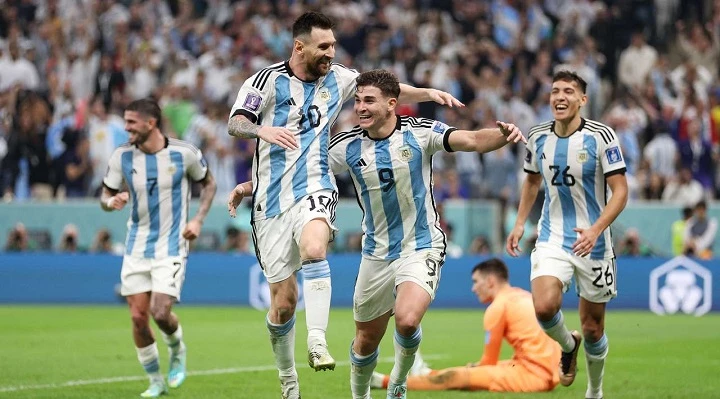 Мартинес и другие игроки Аргентины приложили реплики кубка мира к паху после матча с Панамой