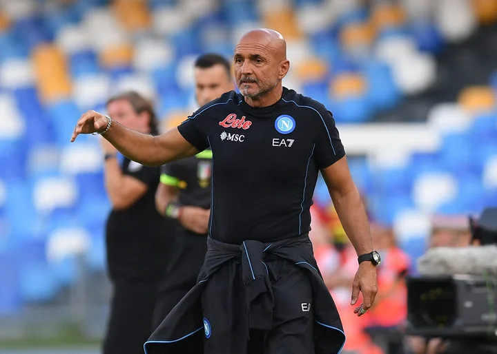 Лучано Спаллетти: «Я думаю, что тренировать Роналду доставляет удовольствие всем, но это не конкретная ситуация, потому что обмен на Осимхена это трансферный слух» Лучано Спаллетти: «Я думаю, что тренировать Роналду доставляет удовольствие всем, но это не конкретная ситуация, потому что обмен на Осимхена это трансферный слух»