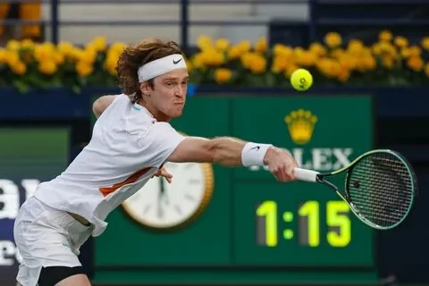 Рублев после победы в полуфинале турнира в Дубае написал на камере оператора: «Нет войне» Рублев после победы в полуфинале турнира в Дубае написал на камере оператора: «Нет войне»