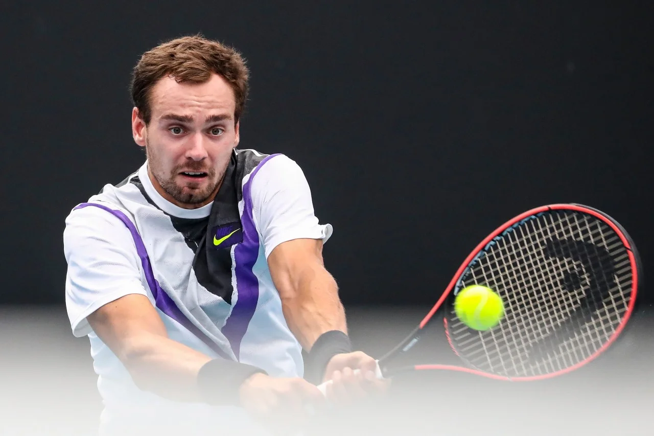 Российский теннисист Сафиуллин неожиданно победил Циципаса в 1/4 финала турнира в Марселе Российский теннисист Сафиуллин неожиданно победил Циципаса в 1/4 финала турнира в Марселе