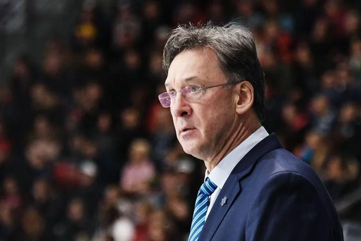 Сергей Светлов: «Затяжные серии из пяти-шести игр – это перебор. По финансам и по интересу не так легко сходить на хоккей шесть раз в течение полутора недель» Сергей Светлов: «Затяжные серии из пяти-шести игр – это перебор. По финансам и по интересу не так легко сходить на хоккей шесть раз в течение полутора недель»