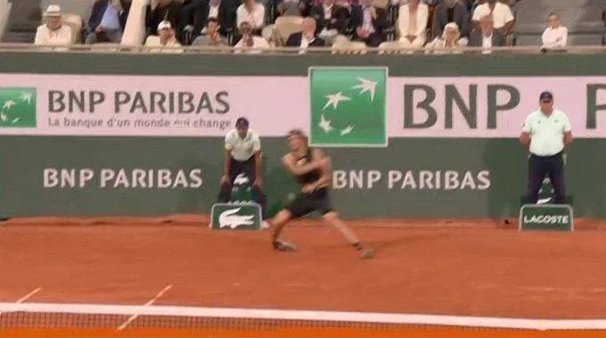 Зверев не смог доиграть полуфинал «Ролан Гаррос» против Рафаэля Надаля Зверев не смог доиграть полуфинал «Ролан Гаррос» против Рафаэля Надаля