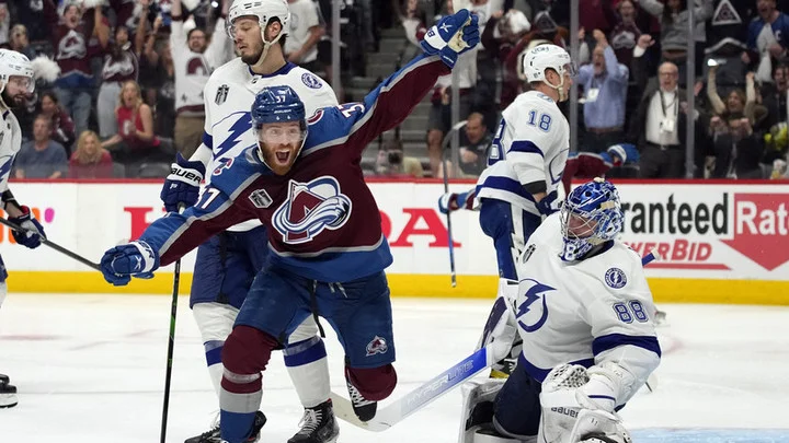 Форвард «Колорадо» Андре Бураковски забил победный гол в овертайме: «Ничушкин отдал мне отличный пас, оставалось только забросить шайбу. Сумасшедшие ощущения»
