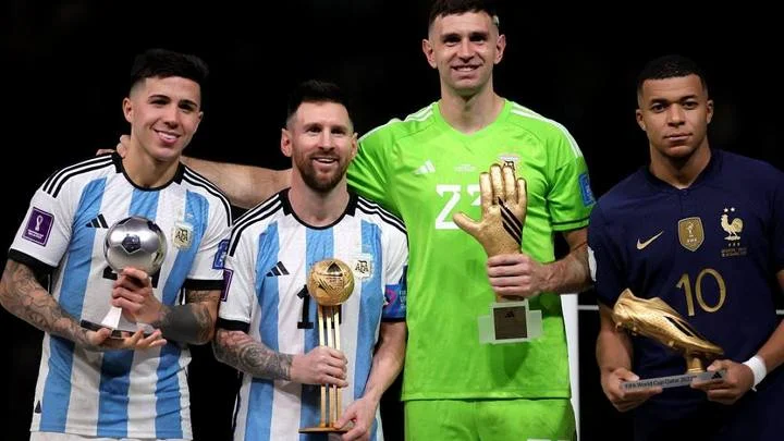 Эмилиано Мартинес: «Уверен, что Килиан много раз выиграет «Золотой мяч», когда Месси закончит карьеру» Эмилиано Мартинес: «Уверен, что Килиан много раз выиграет «Золотой мяч», когда Месси закончит карьеру»