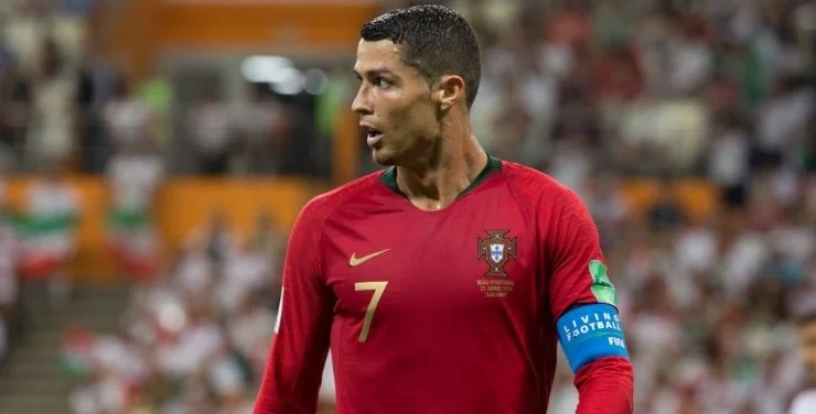 Миллиардер готов зарабатывать меньше. Роналду собрался в «Манчестер Юнайтед» Миллиардер готов зарабатывать меньше. Роналду собрался в «Манчестер Юнайтед»