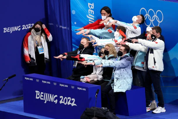 Сборной России по фигурному катанию до сих пор не вручили золотые медали за командный турнир ОИ-2022 Сборной России по фигурному катанию до сих пор не вручили золотые медали за командный турнир ОИ-2022