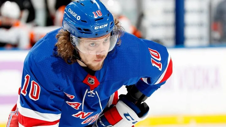 Артемий Панарин: «Уезжал на неделю в деревню кормить насекомых. Оводов сменяли мошки, мошек сменяли комары – долбят тебя постоянно, просыпаешься красный» Артемий Панарин: «Уезжал на неделю в деревню кормить насекомых. Оводов сменяли мошки, мошек сменяли комары – долбят тебя постоянно, просыпаешься красный»