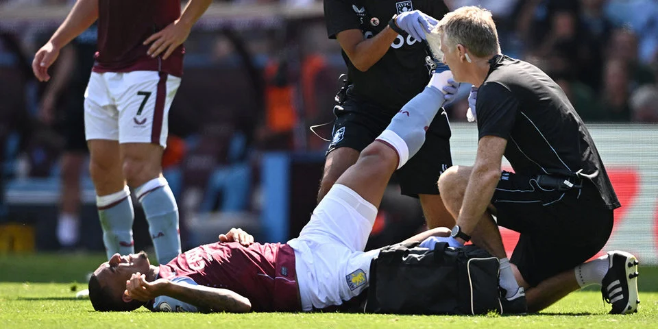 Защитник «Астон Виллы», которого купили этим летом, порвал ахилл Защитник «Астон Виллы», которого купили этим летом, порвал ахилл