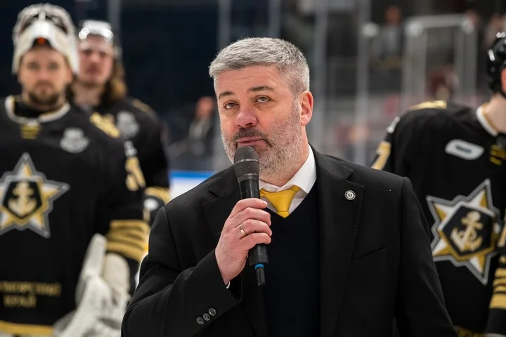 Леонид Тамбиев: «Спросите у игроков, что им больше нравится – играть в красивый хоккей и проигрывать или играть не в очень красивый хоккей, но побеждать» Леонид Тамбиев: «Спросите у игроков, что им больше нравится – играть в красивый хоккей и проигрывать или играть не в очень красивый хоккей, но побеждать»