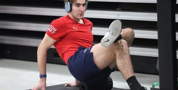 Хоккеист «Локо» Симашев: «Я меломан и слушаю в основном западную музыку - рэп и R&B» Хоккеист «Локо» Симашев: «Я меломан и слушаю в основном западную музыку - рэп и R&B»