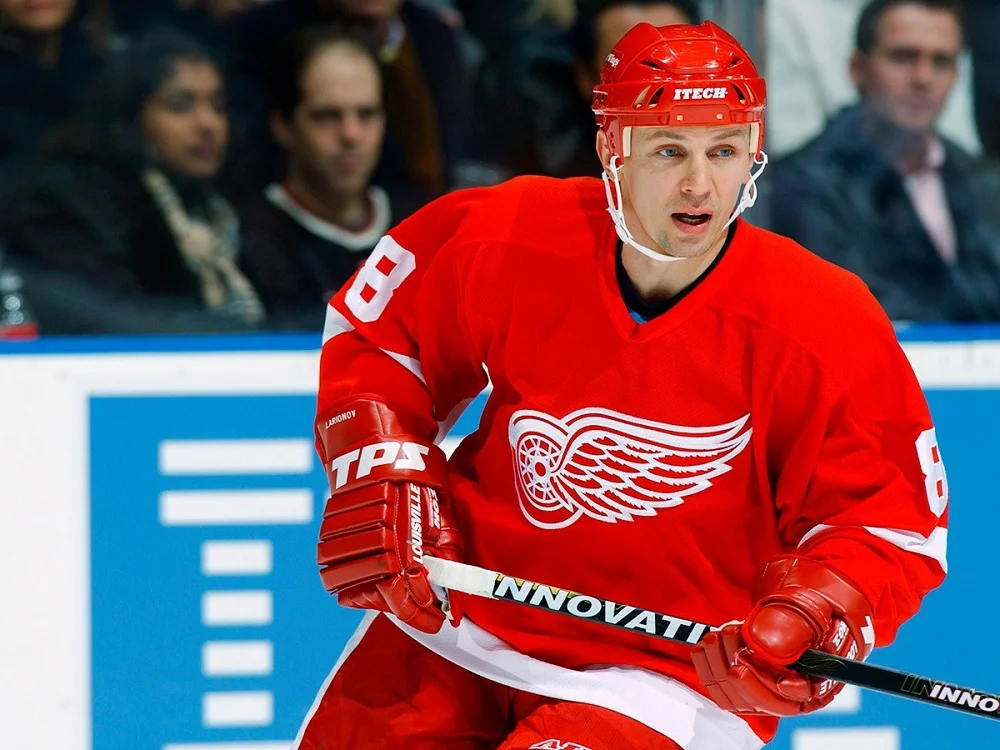 «Sorry, Dino»: Игорь Ларионов рассказал, как массажист Мнацаканов вошел в историю «Детройта» с помощью русской мази «Sorry, Dino»: Игорь Ларионов рассказал, как массажист Мнацаканов вошел в историю «Детройта» с помощью русской мази