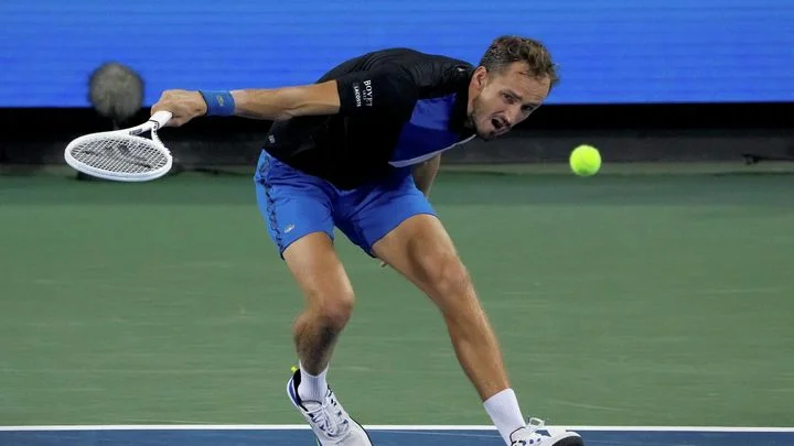 Андрей Ольховский про проигрыш Медведева: «Циципас тактически очень хорошо сыграл. Он стал больше играть в корте, выходить к сетке. Это звоночек для Даниила» Андрей Ольховский про проигрыш Медведева: «Циципас тактически очень хорошо сыграл. Он стал больше играть в корте, выходить к сетке. Это звоночек для Даниила»