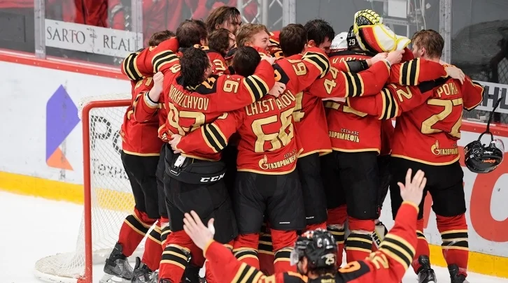 «Авангард» за 15 минут матча с «Металлургом» положил четыре гола «Авангард» за 15 минут матча с «Металлургом» положил четыре гола