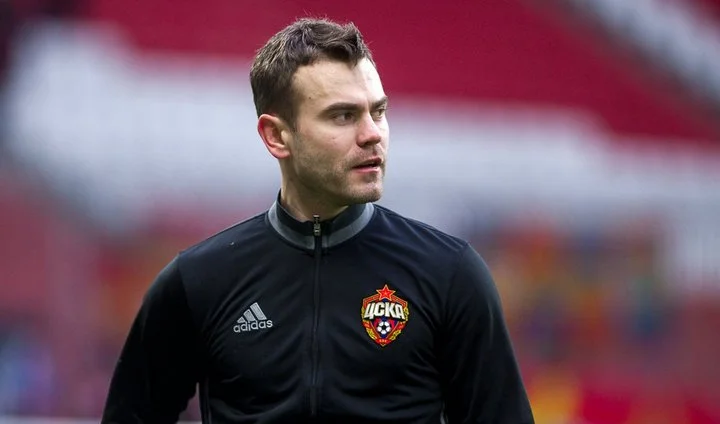 Игорь Акинфеев: «Мои первые профессиональные перчатки – просто белые с нарисованной коброй» Игорь Акинфеев: «Мои первые профессиональные перчатки – просто белые с нарисованной коброй»