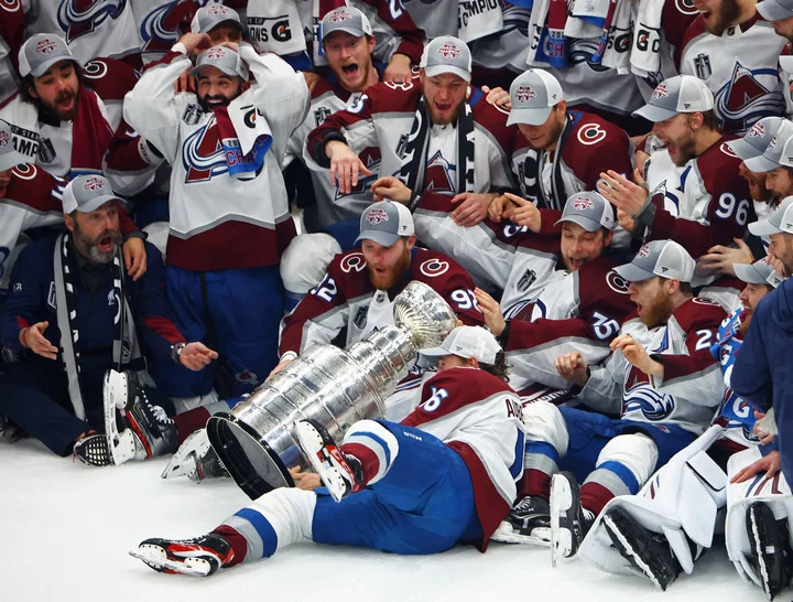 Игрок «Колорадо» снова уронил Кубок Стэнли Игрок «Колорадо» снова уронил Кубок Стэнли