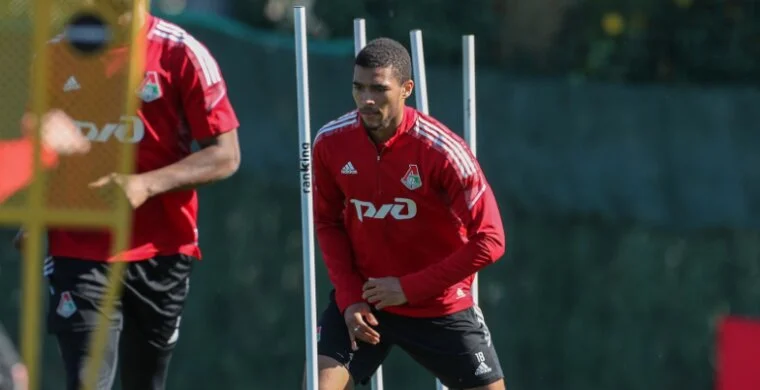 Украинский защитник «Локомотива» Мампасси получил российский паспорт Украинский защитник «Локомотива» Мампасси получил российский паспорт