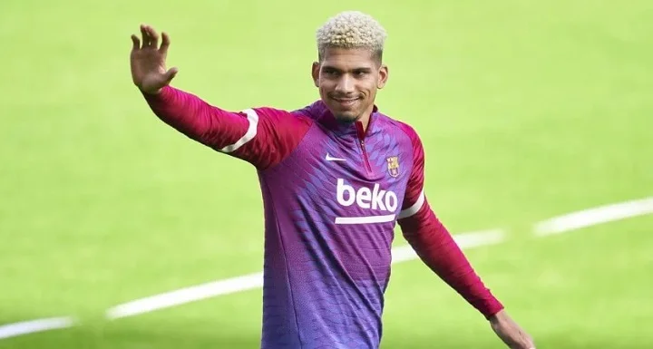 «Арсенал» и «Челси» могут побороться за Араухо