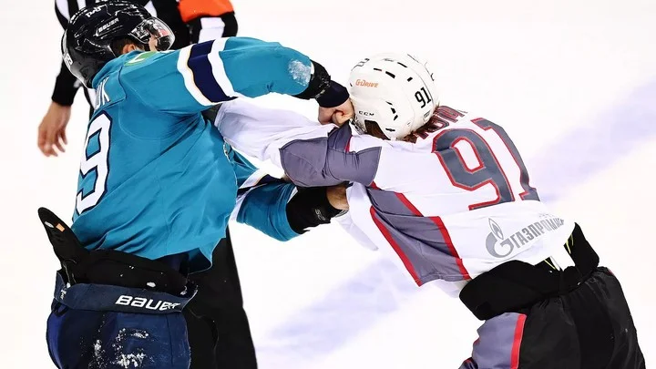 Владимир Плющев: «Раньше говорили: «Чем грязнее команда, тем она хуже играет». Если Назаров ничего не может поставить в «Сочи» кроме драк, то как они собираются бороться за плей‑офф?» Владимир Плющев: «Раньше говорили: «Чем грязнее команда, тем она хуже играет». Если Назаров ничего не может поставить в «Сочи» кроме драк, то как они собираются бороться за плей‑офф?»