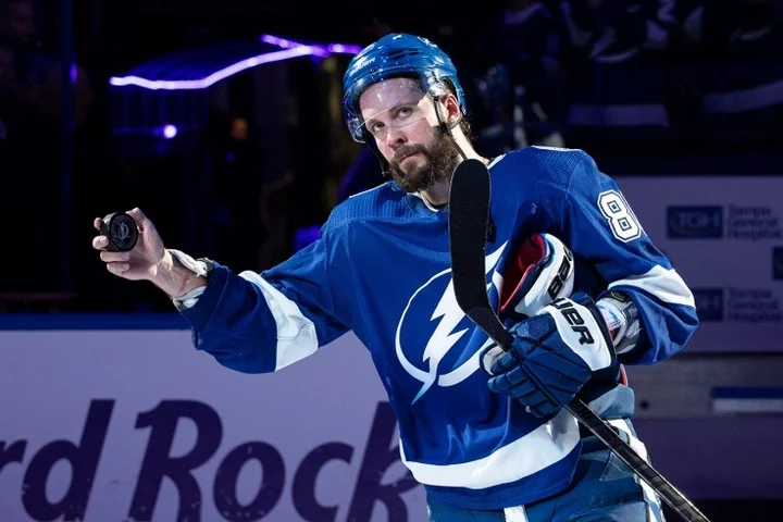 Первый тренер Никиты Кучерова: «Он молодец. Какие передачи раздает! У «Тампы» есть все шансы на Кубок Стэнли» Первый тренер Никиты Кучерова: «Он молодец. Какие передачи раздает! У «Тампы» есть все шансы на Кубок Стэнли»