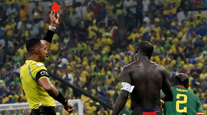 Абубакар, забивший гол Бразилии на 92 минуте, забыл про желтую карточку и снял футболку во время празднования Абубакар, забивший гол Бразилии на 92 минуте, забыл про желтую карточку и снял футболку во время празднования