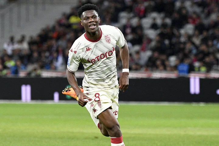 Орельен Тчуамени: «Я общался с Анчелотти во время переговоров, он был очень мил. Он сказал мне, что я должен перейти в «Реал», если хочу продолжать расти и учиться» Орельен Тчуамени: «Я общался с Анчелотти во время переговоров, он был очень мил. Он сказал мне, что я должен перейти в «Реал», если хочу продолжать расти и учиться»