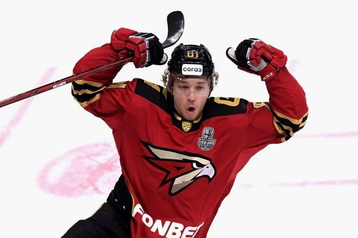 СКА предлагает форварду «Авангарда» Арсению Грицюку 110 млн рублей плюс бонусы за два сезона СКА предлагает форварду «Авангарда» Арсению Грицюку 110 млн рублей плюс бонусы за два сезона